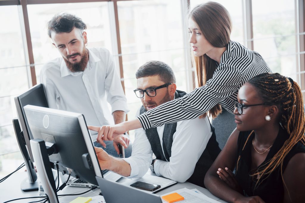 une équipe IT galère lors de test de système dans un projet SAP HCM/ SAP SuccessFactors